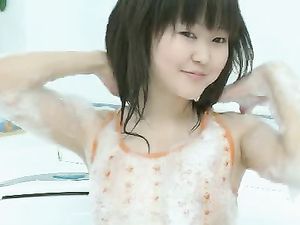 Asian 18 Year Old Rubs Her Clitty In The Tub